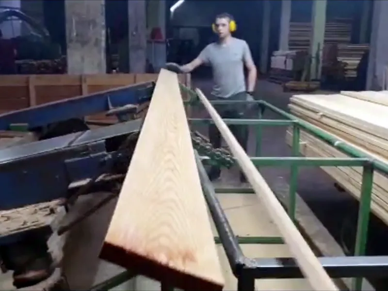 Строгание доски из лиственницы на производстве
